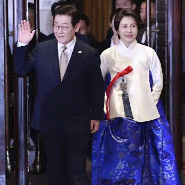 李在明夫人端庄大方，访华穿的每一套衣服	，都美在我的心巴上