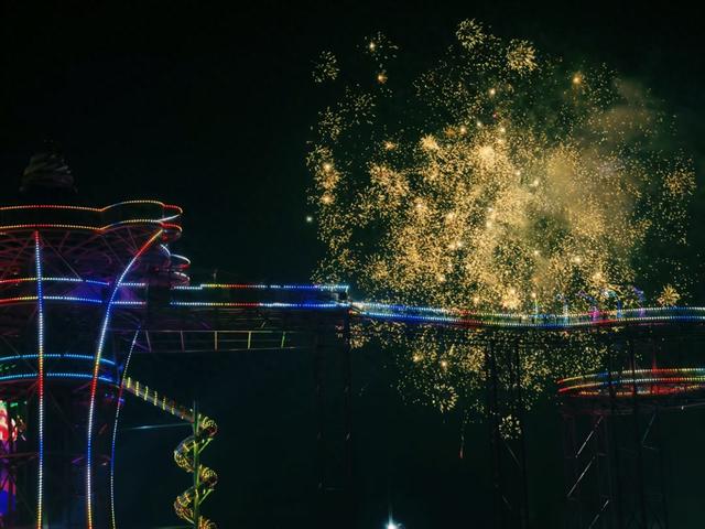 齐风鲁韵｜山东泰安肥城市潮泉镇：灯缀青山融夜色 焰开碧宇映霞痕