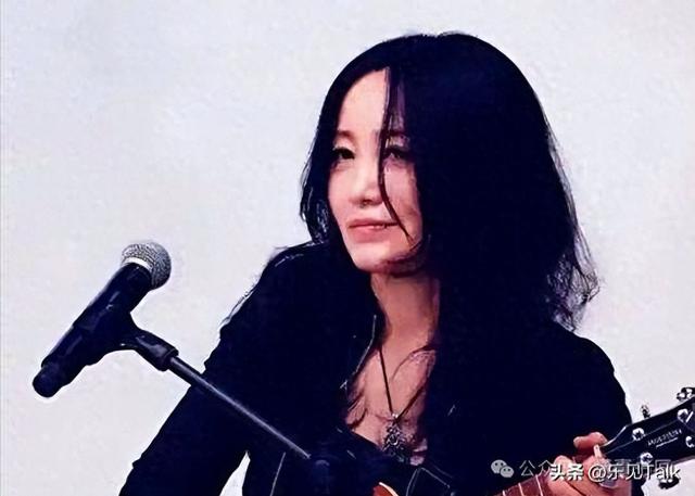 连上5次央视春晚，私下和恩师同居，却被骗流产，如今57岁仍单身