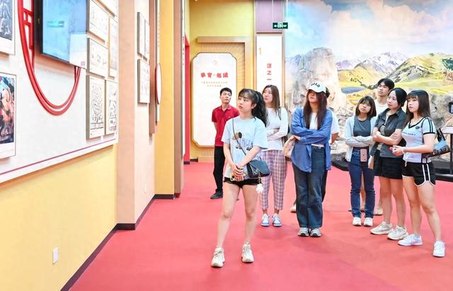 香港大学生三亚研习：全景感受海南自贸港建设活力与民族文化魅力