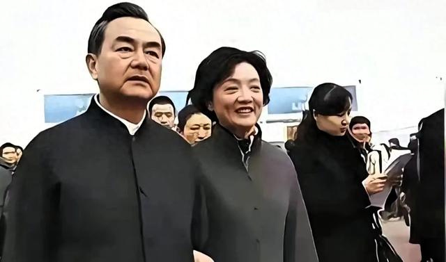 王毅和家人在一起 温馨又温暖的画面好幸福 留影 回忆真的太美了