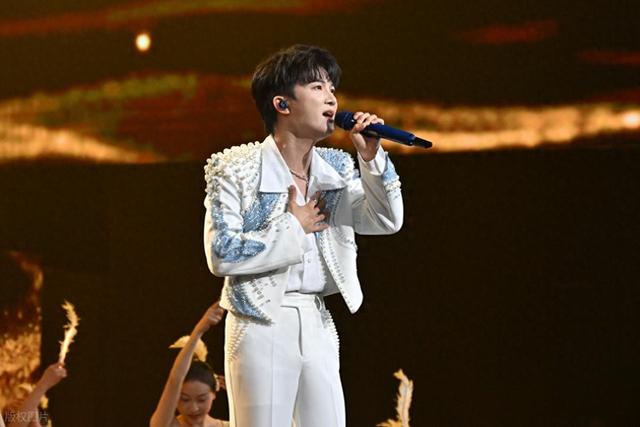 从“娘娘腔”到舞台宠儿，周深的逆袭之路：真实还是人设？