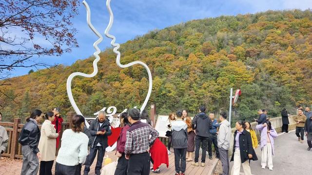 旺苍红叶漫山红透 景区人山人海掀赏叶热潮