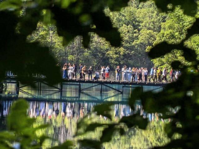 连续24天门票售罄 九寨沟景区暑期“顶格运转”