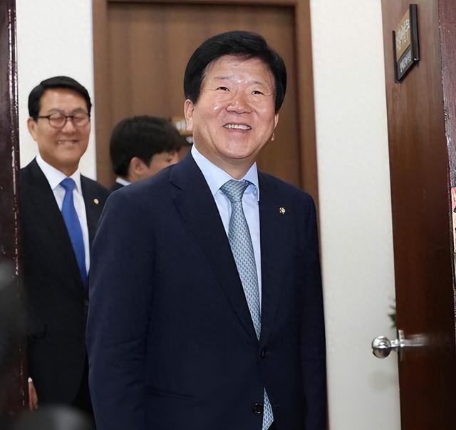 韩国特使团抵达北京，下飞机的第一句话不简单，中方回应很干脆