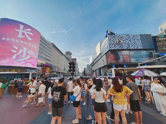 长沙著名步行街因美食成网红，游客扎堆打卡，天天都人山人海？