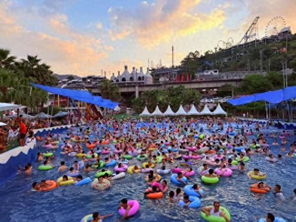 重庆连晴高温 市民游客热衷夜游水上乐园