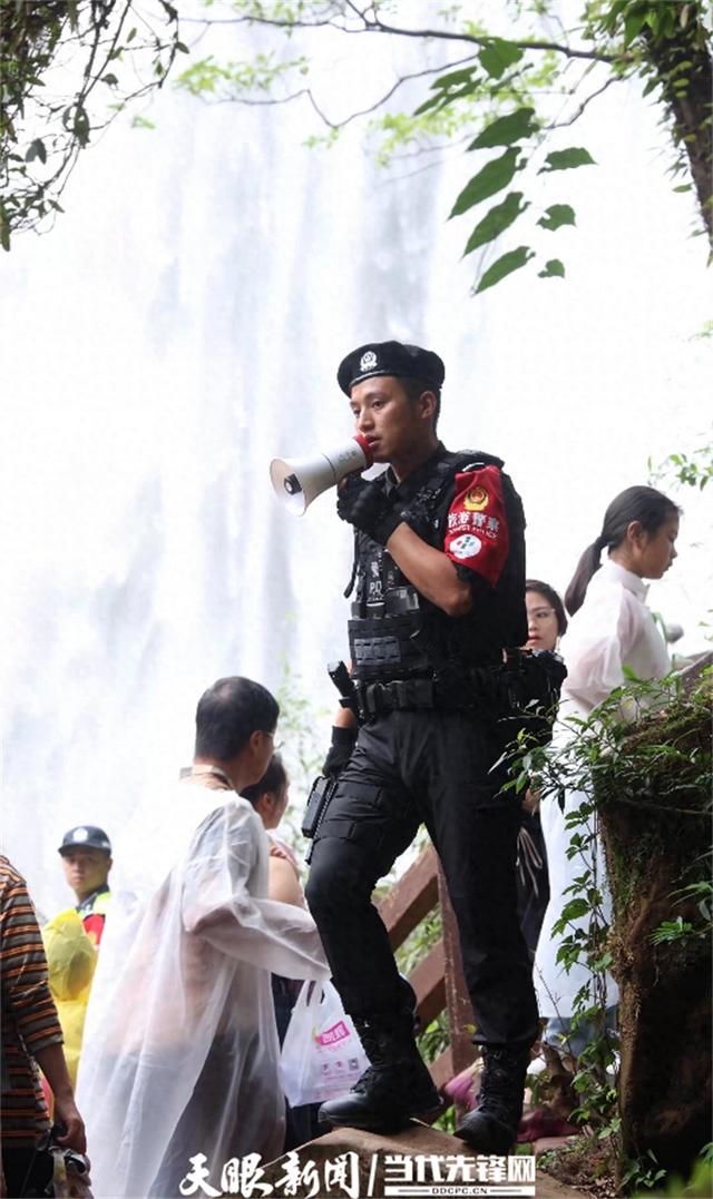 丹霞红与藏蓝的交响！旅游警察王银的假期全勤实录