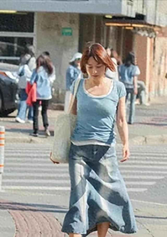 马伊琍都要五十了，这松弛感一般人真比不了，大上海的靓女