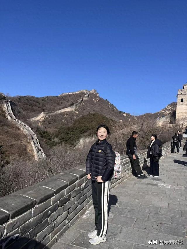 单条视频获赞400万！长城背诗女孩身份曝光，八达岭邀请引热议