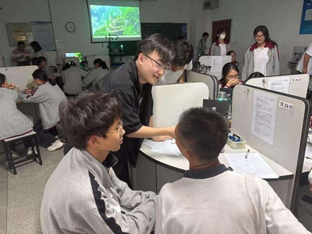 华东理工大学“酷连”团队：实验室灯光照亮充电安全路