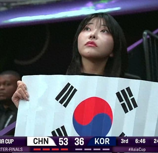 眼神里没有光了！韩国一美女球迷在场边为球队加油