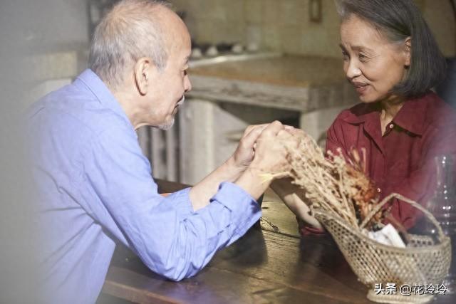 63岁阿姨坦言：搭伙2年，终于明白：男人老了还找老伴都另有所图