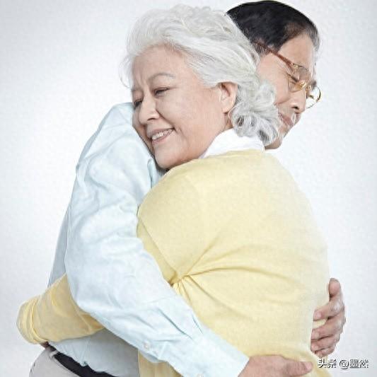 退休后才明白	，不管70岁80岁，拥抱才是最好的“降压药	”