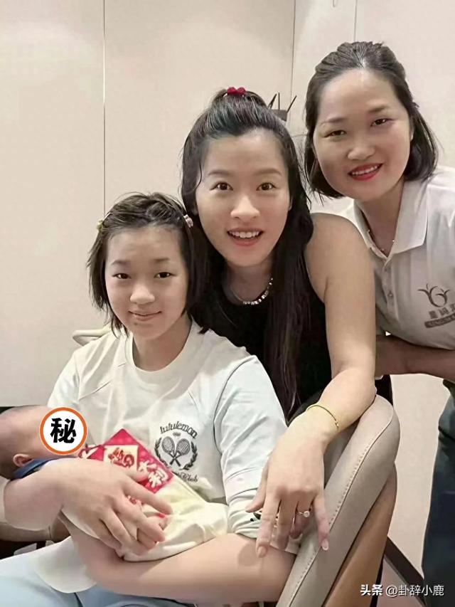 全红婵现身师兄家庭满月宴，抱娃姿势超标准，瘦身效果引网友狂赞