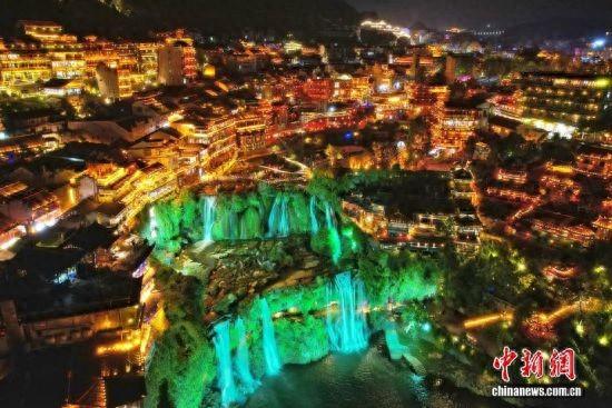 湘西“挂在瀑布上的古镇”夜景出圈