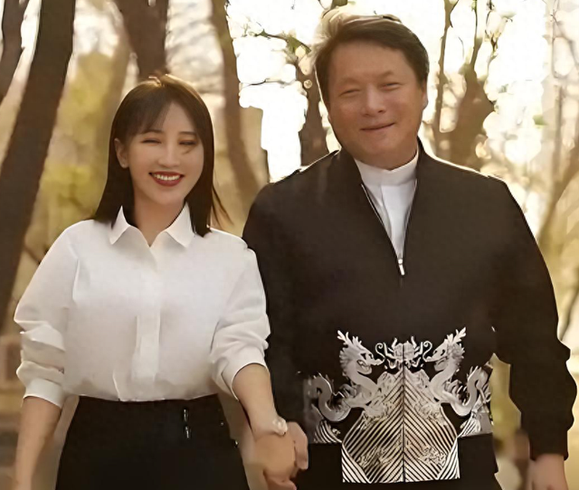 她19岁与导演私奔，在地下室裸婚连生3胎，今被丈夫用7部剧捧红