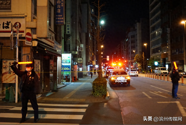 2名中国公民在日本街头遭抢劫	，行李箱内装有约4.2亿日元现金，警方：抢劫团伙用辣椒喷雾袭人