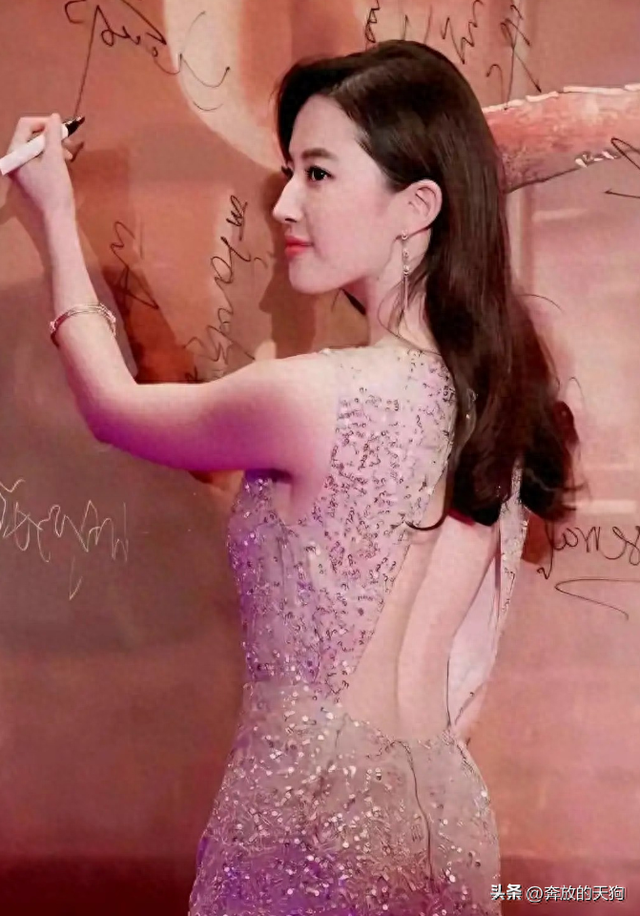 刘亦菲的腰臀比超级好！她大方露副乳 ，超级性感	，超级美