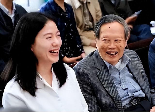 杨振宁追悼会确定，生前状态曝光，意外摔跤住院	，翁帆或早有预料