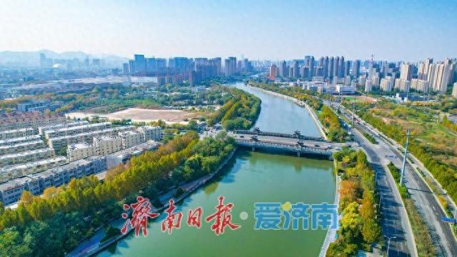 秋日晴空映碧水 河岸秋景漾诗意