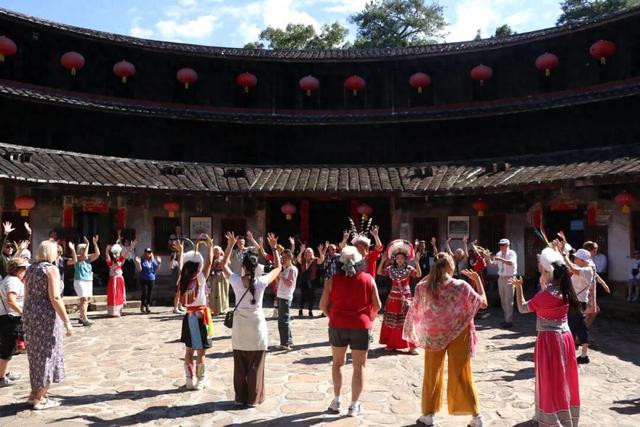 外国游客来华安体验世遗土楼文化