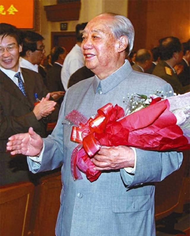 95岁汪东兴罕见露面，接受采访时曾直言：不少人都钻到了钱眼里