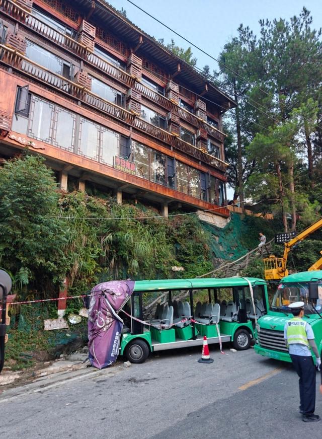 游客称在贵州一景区乘观光车受伤，景区：确有此事，观光车有定期维护