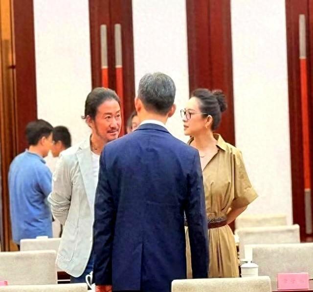 章子怡张译陈道明同框热聊，穿着正式有气质！陈道明张译同框好暖
