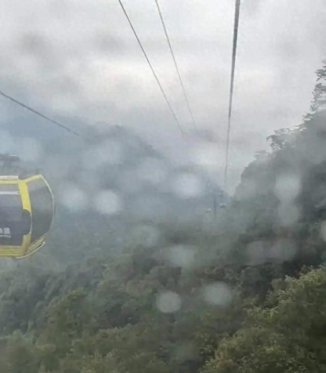 梵净山景区缆车“主动避雷”滞留空中超30分钟，8岁男孩受惊吓不住哭闹；缆车公司：游客可申请登记退票