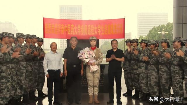 河南大学生从阅兵场归校，获隆重迎接，老师让她走前面，被逗笑了