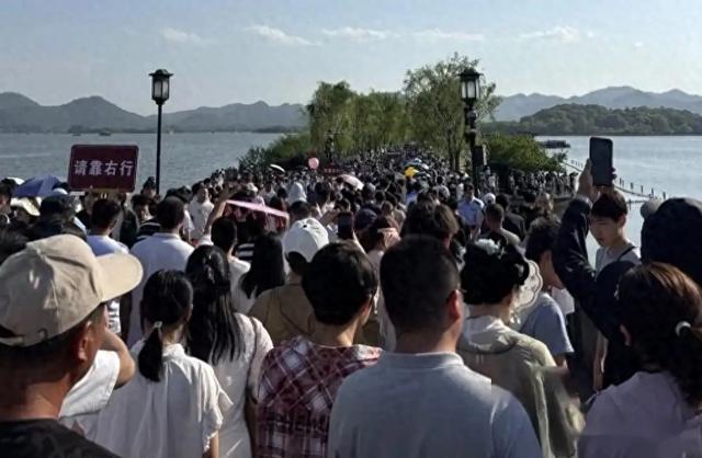 景区离大门几公里！逼坐车圈地收钱，旅游乱象真没人管吗
