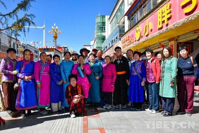 高原银发旅行热 西藏不再是远方