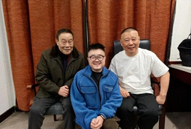 恭喜！杨威徒弟郭胜文，拜在郭德纲西河门下，有俩师父高兴坏了