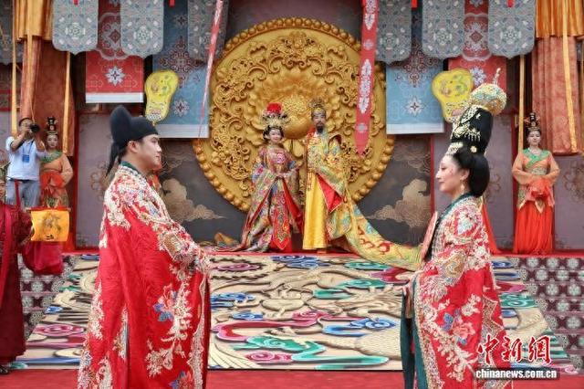 西安华清宫七夕“续写”盛唐文脉 海内外游客沉浸式感受唐代婚俗