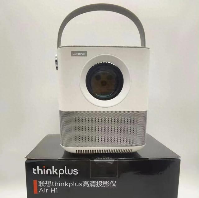 200元的便携式投影仪，内置安卓9系统，可投120寸画面