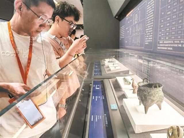 青海省博物馆迎来客流高峰