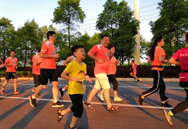 跑10公里要多久？别再被“大神”吓住，一表定乾坤