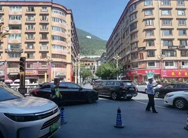 游客挤满甘孜康定，网红局长刘洪宣布：机关企业停车场免费开放