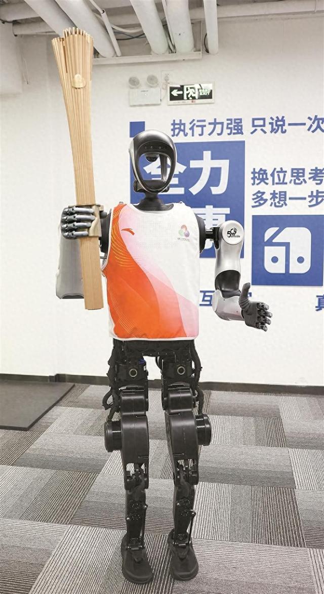 【深圳特区报】十五运会深圳赛区火炬传递有位特殊火炬手机器人“夸父”将完成百米传递
