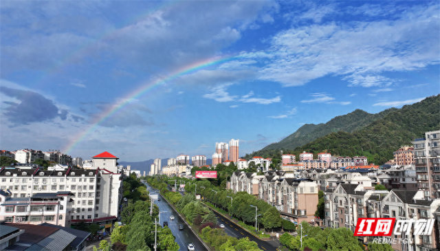 组图 | 郴州城东新区现双彩虹奇景 澄澈天幕与现代建筑共绘绝美画卷