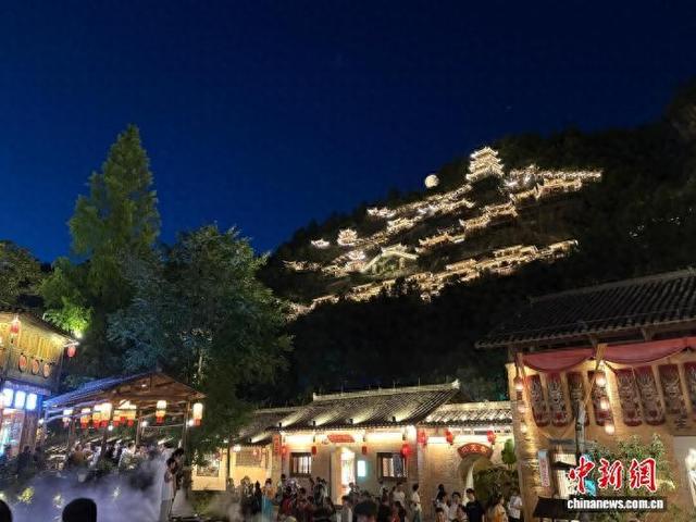 （走进中国乡村）从废弃矿区到“天上宫阙” 江西“仙侠山谷”引客来