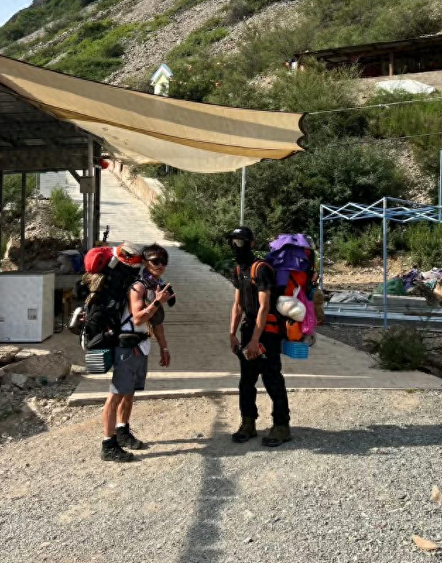 云南梅里雪山的壮丽雪峰间，两位徒步爱好者的身影消失已超四个月