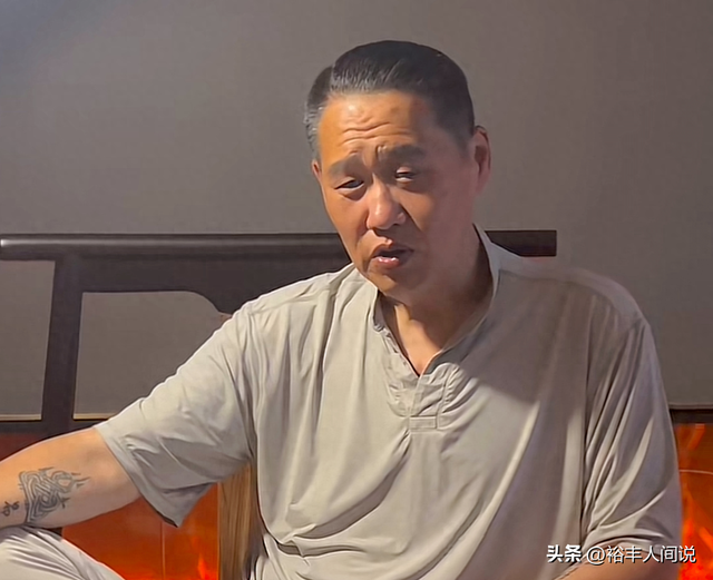 竹联帮退役大哥兰小明隐居重庆，娶重庆美女，被骂不还口仍幸福