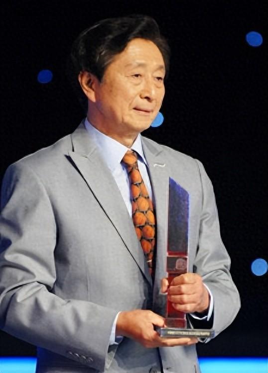 86岁宋世雄现状：定居北京老到认不出，托举儿女成才后却都在国外