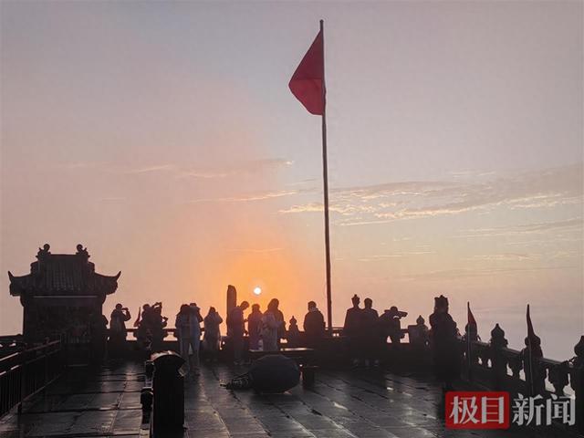 雨过天晴赴云海，武当金顶迎日出：这个国庆，仙山赠游客两份厚礼