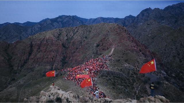 贺兰山滚钟口：游客在阅山河中歌唱祖国