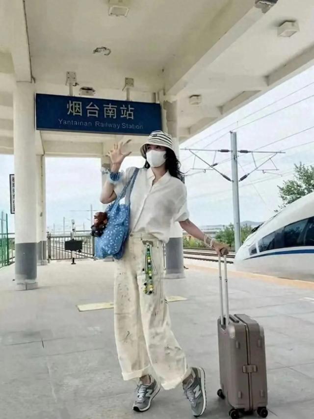 宋佳在平台晒回山东老家照片，裤子挺有个性 我以为裤子是发霉脏了