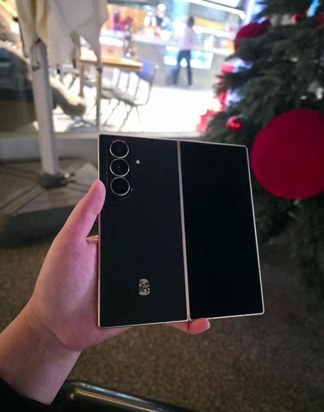 刚摸到心里咯噔一下，那道折痕神乎其技，聚会时掏出瞬间全场安静