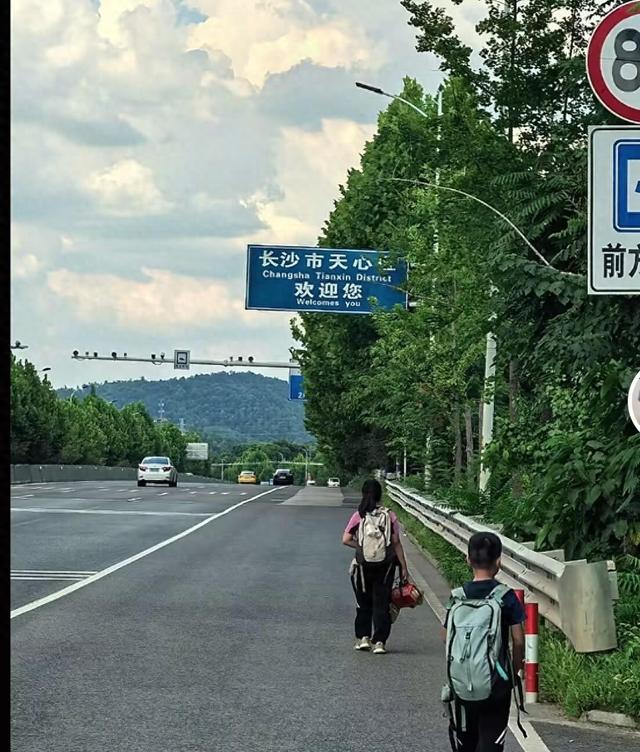 41岁男子带两娃从深圳徒步到长沙，历时31天全程800多公里